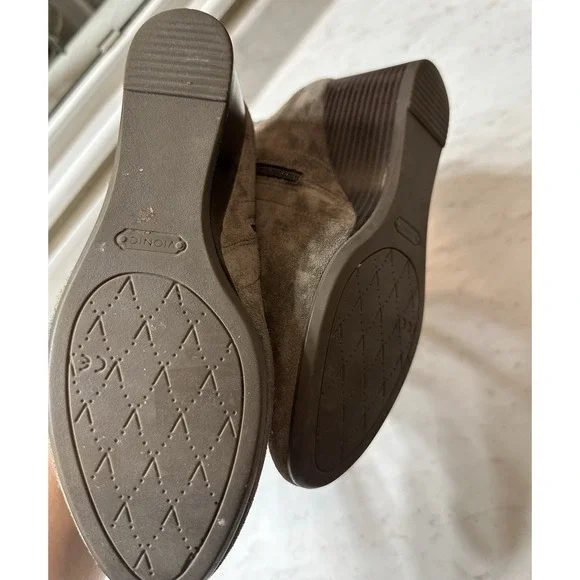 Vionic Paloma Taupe Suede Weather Resistant Wedge Booties Size 7.5 Zip‎ Ankle - Picture 5 of 8